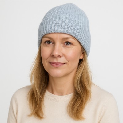 Czapka z błyszczącą przędzą, szara 052