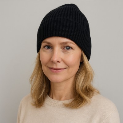 Czapka z błyszczącą przędzą, czarna 052