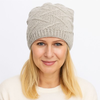 Czapka z ozdobnym splotem, beż 056