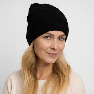 Czapka z ozdobnym splotem, czarna 056