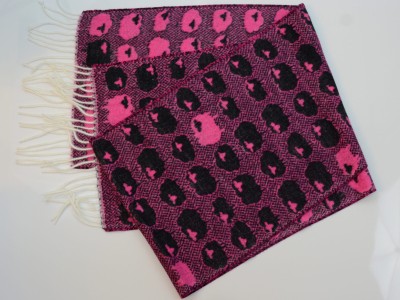 Szal z graficznym motywem zwierzęcym, fuksja 207